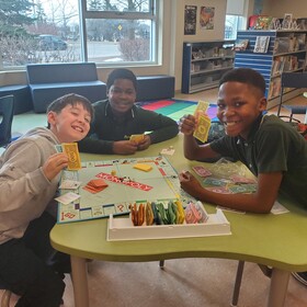 élèves qui jouent au monopolie